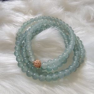 Authentic natural color A jade necklace.
